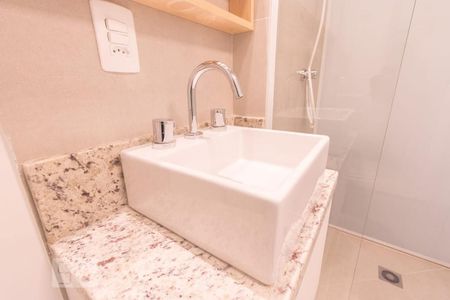 Detalhe banheiro de kitnet/studio para alugar com 1 quarto, 34m² em Mercês, Curitiba