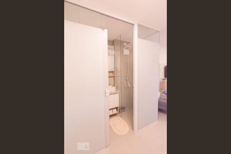 Banheiro de kitnet/studio para alugar com 1 quarto, 34m² em Mercês, Curitiba