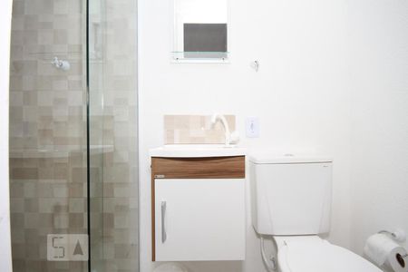 Banheiro de kitnet/studio para alugar com 1 quarto, 15m² em Vila Monumento, São Paulo