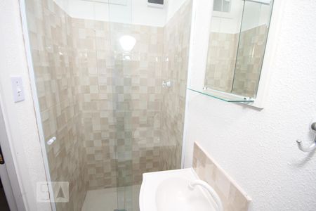 Banheiro de kitnet/studio para alugar com 1 quarto, 15m² em Vila Monumento, São Paulo