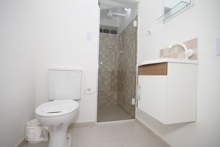 Banheiro de kitnet/studio para alugar com 1 quarto, 20m² em Vila Monumento, São Paulo