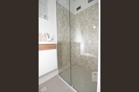 Banheiro de kitnet/studio para alugar com 1 quarto, 15m² em Vila Monumento, São Paulo