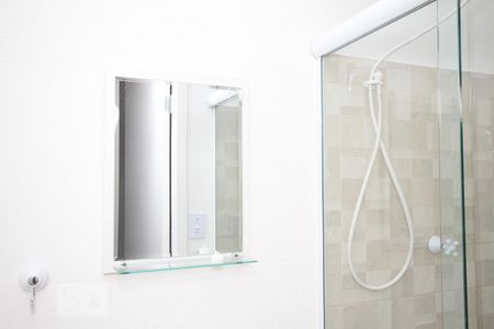 Banheiro de kitnet/studio para alugar com 1 quarto, 15m² em Vila Monumento, São Paulo