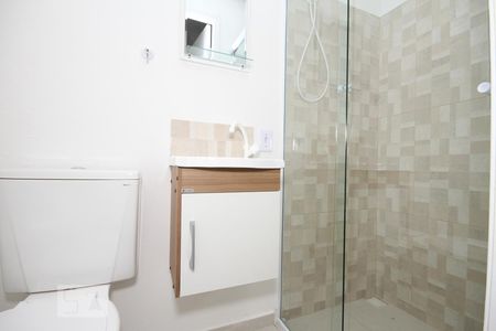 Banheiro de kitnet/studio para alugar com 1 quarto, 15m² em Vila Monumento, São Paulo