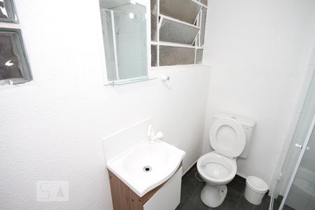 Banheiro de kitnet/studio para alugar com 1 quarto, 22m² em Vila Monumento, São Paulo
