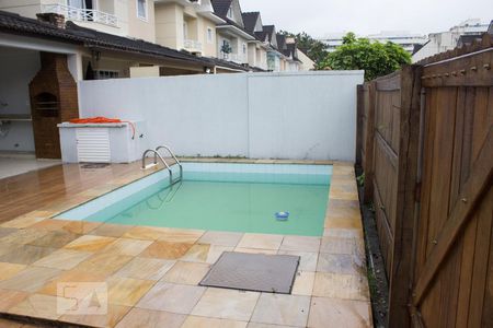 Casa de condomínio à venda com 188m², 4 quartos e 2 vagasPiscina