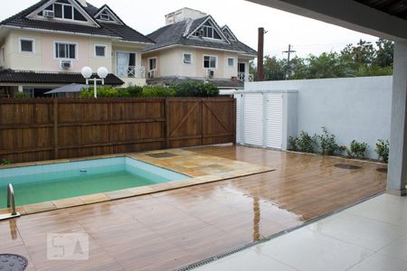 Casa de condomínio à venda com 188m², 4 quartos e 2 vagasPiscina