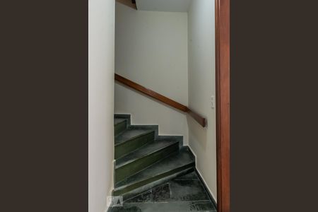 Casa à venda com 170m², 3 quartos e 2 vagasEscada