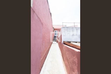 Casa para alugar com 70m², 2 quartos e 2 vagasEscada