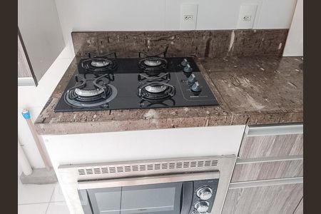 Cozinha de apartamento à venda com 2 quartos, 54m² em Passo da Areia, Porto Alegre