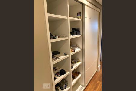 Apartamento para alugar com 244m², 3 quartos e 3 vagas Apartamento para alugar com 244m², 3 quartos e 3 vagasArmários no corredor