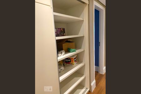 Apartamento para alugar com 244m², 3 quartos e 3 vagas Apartamento para alugar com 244m², 3 quartos e 3 vagasArmários no corredor