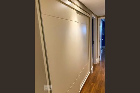 Apartamento para alugar com 244m², 3 quartos e 3 vagas Apartamento para alugar com 244m², 3 quartos e 3 vagasArmários no corredor