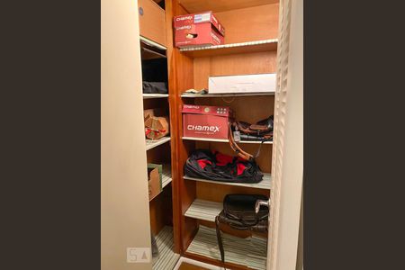 Apartamento para alugar com 244m², 3 quartos e 3 vagas Apartamento para alugar com 244m², 3 quartos e 3 vagasArmários no corredor