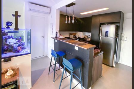 Sala e cozinha de apartamento à venda com 1 quarto, 45m² em Pinheiros, São Paulo