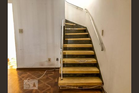 Escada de casa para alugar com 2 quartos, 110m² em Jardim Independência, São Paulo