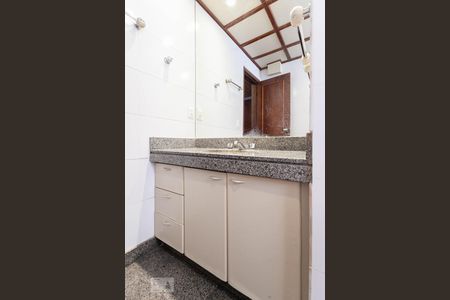 Apartamento para alugar com 180m², 4 quartos e 2 vagas Apartamento para alugar com 180m², 4 quartos e 2 vagasBanheiro social