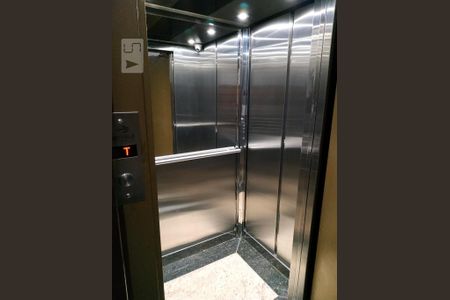 Área Comum - Elevador de apartamento para alugar com 1 quarto, 40m² em São José, Porto Alegre