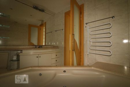 Apartamento à venda com 280m², 4 quartos e 3 vagas Apartamento à venda com 280m², 4 quartos e 3 vagasBanheiro da Suíte 1