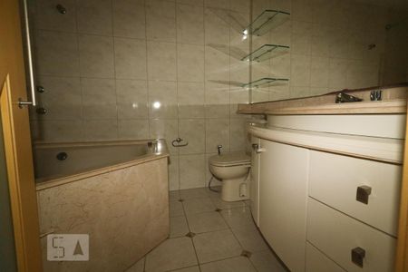 Apartamento à venda com 280m², 4 quartos e 3 vagas Apartamento à venda com 280m², 4 quartos e 3 vagasBanheiro da Suíte 1
