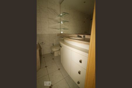 Apartamento à venda com 280m², 4 quartos e 3 vagas Apartamento à venda com 280m², 4 quartos e 3 vagasBanheiro da Suíte 1