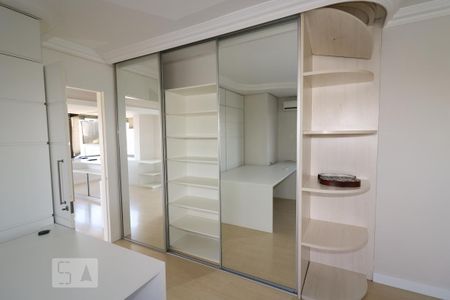 Apartamento à venda com 280m², 4 quartos e 3 vagas Apartamento à venda com 280m², 4 quartos e 3 vagasCloset da suíte 1