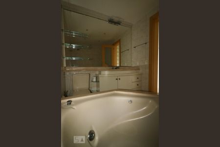Apartamento à venda com 280m², 4 quartos e 3 vagas Apartamento à venda com 280m², 4 quartos e 3 vagasBanheiro da Suíte 1