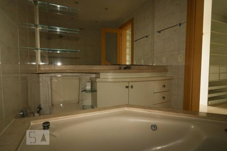 Apartamento à venda com 280m², 4 quartos e 3 vagas Apartamento à venda com 280m², 4 quartos e 3 vagasBanheiro da Suíte 1