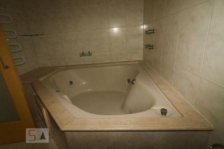 Apartamento à venda com 280m², 4 quartos e 3 vagas Apartamento à venda com 280m², 4 quartos e 3 vagasBanheiro da Suíte 1