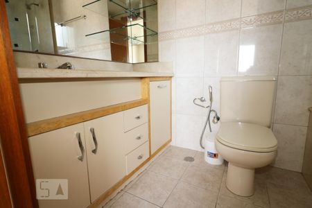 Apartamento à venda com 280m², 4 quartos e 3 vagas Apartamento à venda com 280m², 4 quartos e 3 vagasBanheiro da Suíte 2