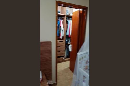 Closet do quarto de casa para alugar com 2 quartos, 150m² em Jardim Mirna, Taboão da Serra