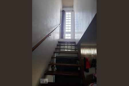 Escada de casa para alugar com 2 quartos, 150m² em Jardim Mirna, Taboão da Serra