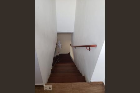 Escada de casa para alugar com 2 quartos, 150m² em Jardim Mirna, Taboão da Serra