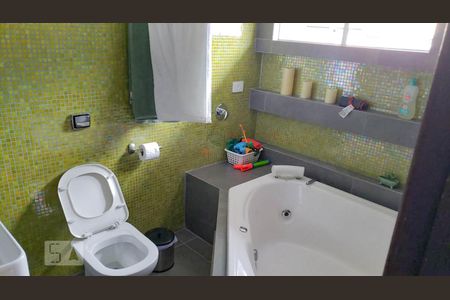 Banheiro suite de casa de condomínio para alugar com 4 quartos, 160m² em Cidade Industrial, Curitiba