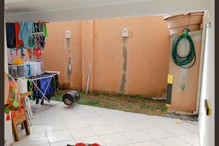 Casa de condomínio para alugar com 160m², 4 quartos e 3 vagasQuintal