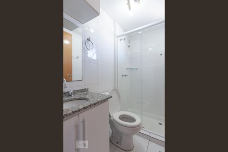 Banheiro de kitnet/studio para alugar com 1 quarto, 26m² em Centro, Curitiba