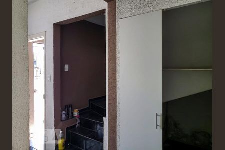 Casa à venda com 90m², 2 quartos e sem vaga Casa à venda com 90m², 2 quartos e sem vagaEscada