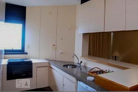 Cozinha de apartamento para alugar com 1 quarto, 50m² em Campo Belo, São Paulo