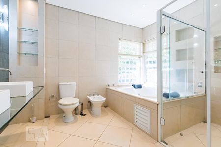 Casa para alugar com 1290m², 5 quartos e 4 vagasBanheiro