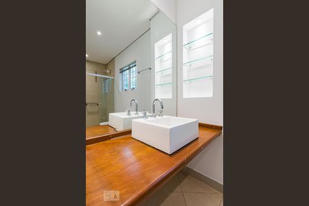 Casa para alugar com 1290m², 5 quartos e 4 vagasBanheiro