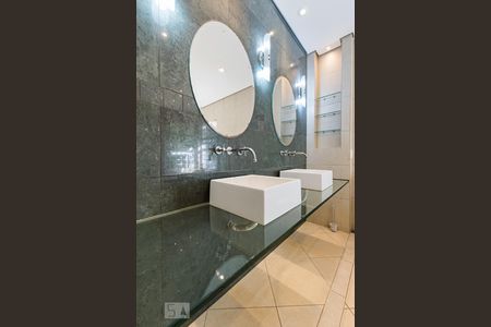 Casa para alugar com 1290m², 5 quartos e 4 vagasBanheiro