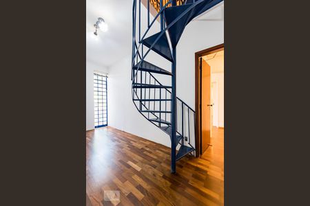 Casa para alugar com 1290m², 5 quartos e 4 vagasEscada - Hall dos Quartos