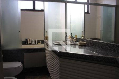 Apartamento à venda com 380m², 3 quartos e 4 vagasBanheiro da Suíte 2