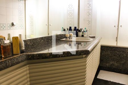 Apartamento à venda com 380m², 3 quartos e 4 vagasBanheiro da Suíte 2