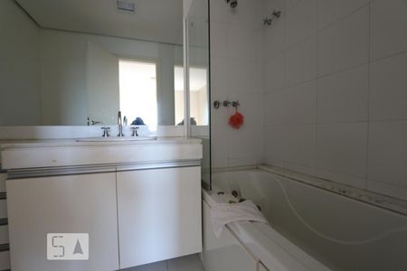 Apartamento à venda com 97m², 2 quartos e 2 vagas Apartamento à venda com 97m², 2 quartos e 2 vagasBanheiro da suíte 1