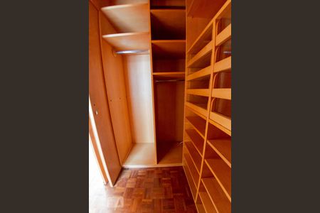 Apartamento à venda com 265m², 4 quartos e 2 vagas Apartamento à venda com 265m², 4 quartos e 2 vagasCloset do Quarto 2