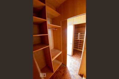 Apartamento à venda com 265m², 4 quartos e 2 vagas Apartamento à venda com 265m², 4 quartos e 2 vagasCloset do Quarto 2