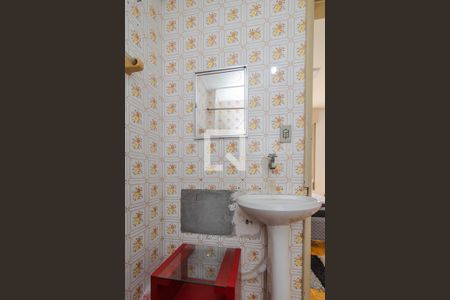 Banheiro de kitnet/studio para alugar com 1 quarto, 32m² em Azenha, Porto Alegre