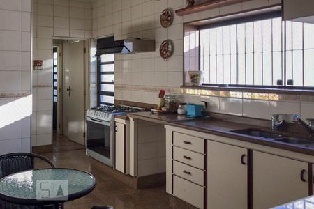 Casa para alugar com 400m², 4 quartos e 4 vagas Casa para alugar com 400m², 4 quartos e 4 vagasCozinha