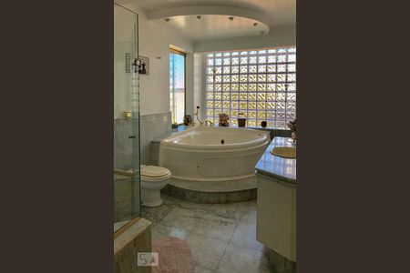 Casa para alugar com 400m², 4 quartos e 4 vagas Casa para alugar com 400m², 4 quartos e 4 vagasBanheiro da Suíte 2